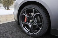 5リングデザインの18インチアロイホイール。ダークグレー仕上げとすることで、ベースモデルとの差別化が図られている。