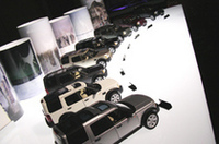 
	ボディカラーは全8色。インテリアは、「ツンドラ」「エボニー」「アルパカ」の3色を設定した。マテリアルは「S」のみファブリックで、そのほかはレザー仕様となる。
	 