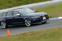 コーナリング時などにおけるトラクションの確保を考慮して、「RS 6アバント」にはリアスポーツデファレンシャルが標準装備される。
    