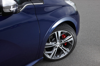 「GTi／XY」のタイヤサイズは205/45R17。トレッドの拡大に伴い、専用のフェンダーが装着される。