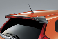 「RS」または各グレードの「Sパッケージ」に対応する「カーボンアッパーウイング」。6万3000円。
    