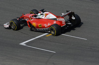 メルセデス、レッドブルに次ぐ第3グループが定位置となりつつあるフェラーリ。予選でもライバル2チームに歯が立たずキミ・ライコネン5位、セバスチャン・ベッテル（写真）6位。決勝は孤独な戦いに終始し、ベッテル5位、ライコネン6位だった。コンストラクターズランキングでレッドブルに抜かれ3位に転落したフェラーリは、ドイツGPを前にテクニカルディレクターのジェームス・アリソンの離脱を発表していた。今季のマシン熟成に加え来季型の開発も待ったなしの状況にあるスクーデリアは、難しいかじ取りを迫られている。（Photo=Ferrari）