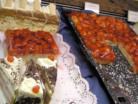 いちごのケーキ。他にウィーン名物のザッハートルテもあり。