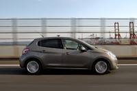 ボディーの外寸は、先代にあたる「207」に比べて、85mm短く、10mm細くなった。全高とホイールベースは変化なし。