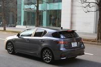 ボディーカラーは新色の「マターレッド」を含む全11色。新たに、洗車などによる小さな傷を自己修復する「セルフリストアリングコート」を採用した。
    