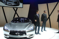 「インフィニティEMERG-E」のカンファレンスを終えた日産の中村史郎CCO（チーフ・クリエイティブ・オフィサー）。ジュネーブという華やかな場に似合う、数少ない日本車だ。