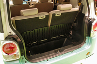 荷室は、フロアボードを上げることで、高さのある荷物にも対応できる。