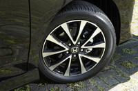 「ステップワゴン スパーダ」専用の17インチアルミホイール。