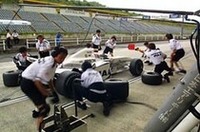 ピットでの遅れは致命傷。タイヤ交換の練習を欠かさないPIAA NAKAJIMAのピットクルー。短時間で確実なタイヤ交換は定評がある。