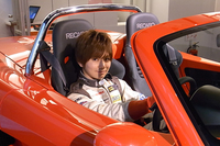 「トミーカイラZZ」の走行テストを担当する、レーシングドライバーの白石勇樹氏。