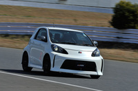 「iQ」ベースのコンプリートカー「iQ GRMN」は2009年と2012年の2度にわたり、リリースされている。今回試乗したのは2012年に販売された「iQ GRMNスーパーチャージャー」である。