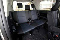 サードシートは、従来モデルと同じく左右に跳ね上げて格納するタイプ。
    