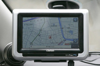 写真では撮影のためフロントグラスに装着しているが、実走行時には非合法になるため注意されたし。