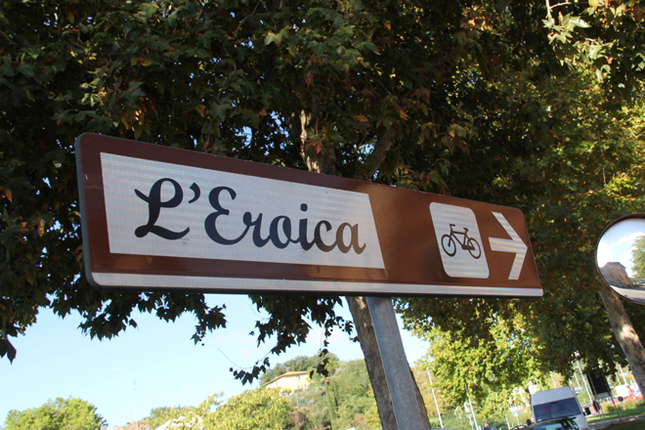 シエナ県の各地で見かける「L’Eroica（エロイカ）」の道路標識。