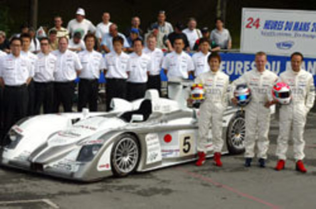 郷といってもひろみじゃない。チームゴウ率いる郷和道監督（一番左）は、根っからのクルマ＆レース好きとして知られる。
ルマンには、1997年から参戦を開始。昨年はチャンピオンマシン、アウディ「R8」を手に入れるも、トラブルに見舞われ、7位完走に終わった。
雪辱戦に燃えた今年は、チーム過去最高位の4位でフィニッシュ。優勝、そして表彰台への道は、ワークスのベントレーともう1台のプライベートアウディに阻まれた。