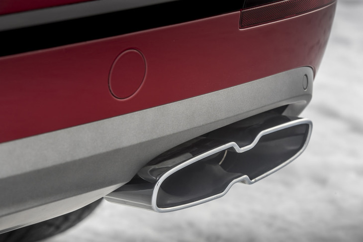 “ツインクアッドテールパイプ”がV8であることを主張する。