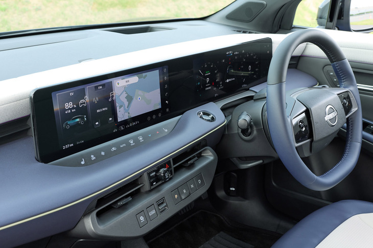 インストゥルメントパネルにはドライバーインフォメーションディスプレイとセンターディスプレイを組み合わせた、大型のデュアルディスプレイを装備。Googleの各種機能・サービスに対応した「NissanConnectインフォテインメントシステム」が採用される。