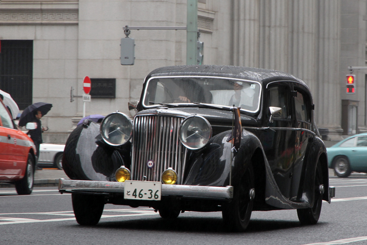 中央通りを日本橋に向かう、法政大学自動車部所有の1948年「ジャガー3-1/2リッター サルーン」。近郊のイベントではおなじみのモデルだ。