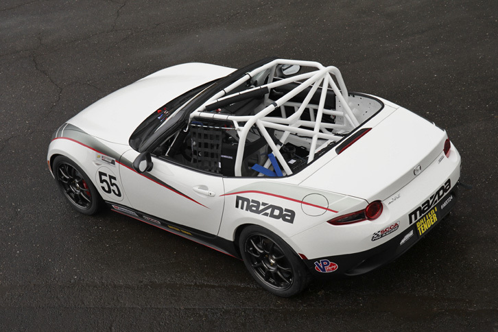 「GLOBAL MX-5 CUP仕様車」のリアビュー。キャビンを囲むように張りめぐらされた、専用のロールケージが目を引く。