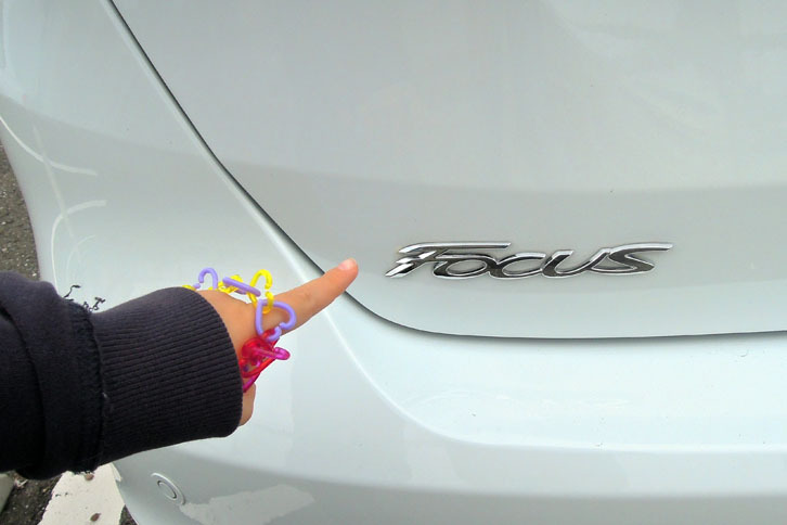 「FOCUS」の文字を見て、「これ何て読むの？」と娘。英語表記が彼女にとってのブームなんです。
