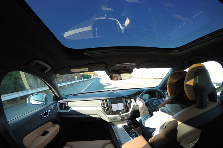 東京都心を抜けて、中央自動車道で西へ。「XC60」の車内はもともと開放感がありますが、大きなサンルーフの効果で明るさ倍増。インテリアはスイッチの数が少なく、整理整頓されています。クルマが整理整頓されていると、頭の中まで整理整頓されたクレバーな人という印象を与えます。