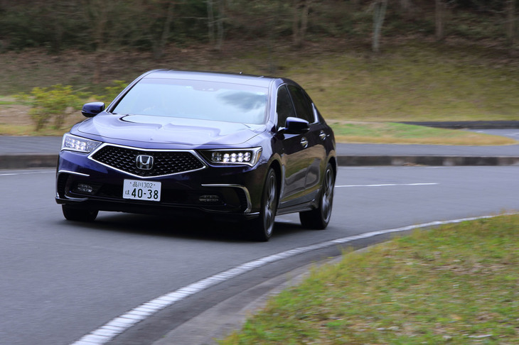 ボディー骨格の接着剤塗布範囲を広げボディー剛性をアップ。さらにダンパーやスタビライザーの特性を変更することで、ハンドリング性能と乗り心地を向上させた。