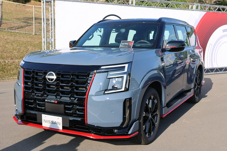 日産モータースポーツ＆カスタマイズ製の最新モデルも展示。その目玉のひとつが、2025年6月に世界初公開されたばかりの新型「パトロールNISMO」だ。スペシャルなパトロールは、高性能な「VR35DDTT」エンジンにさらなるチューニングを加えることで、最高出力を495HPまで増強。このユニットは、「GT-R」用のエンジンで腕を振るった匠（たくみ）の技術を継承する、いわき工場の熟練工によって組み上げられた特別なものだ。