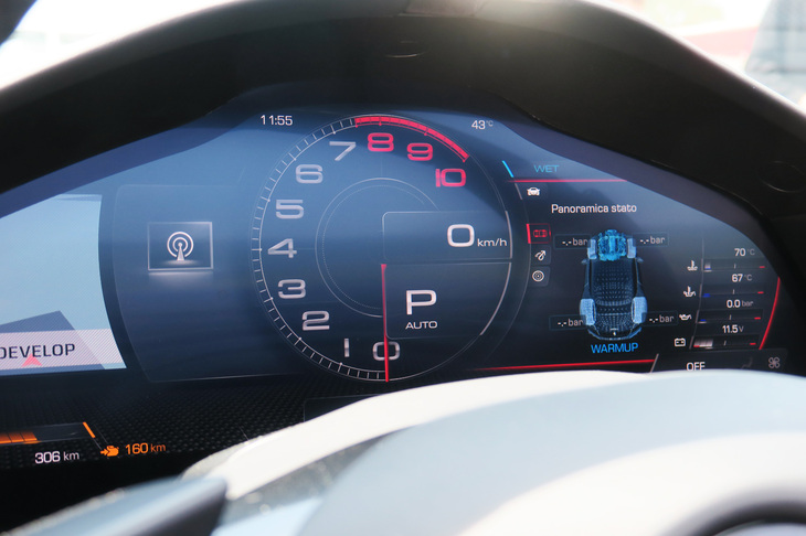 フェラーリ・ローマ スパイダー（液晶メーター）