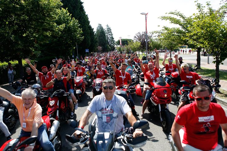 会場の外で入場を待つファン。皆、陽気で気さくで、カメラを向けると勝手にポーズを決めてくれる。