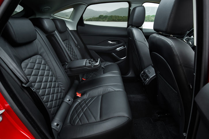 乗車定員は5人。このクラスのSUVとしては、居住性に優れているのも「Eペース」の売りのひとつ。