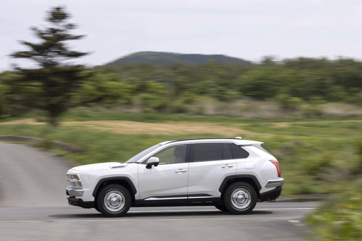 ミツオカ初のSUVとして2020年11月に発表された「バディ」。「トヨタRAV4」がベースとなっており、独自のカスタマイズによって全長が130mm長くなっている。