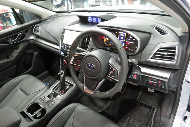 「インプレッサ スポーツ」のインストゥルメントパネルまわり。