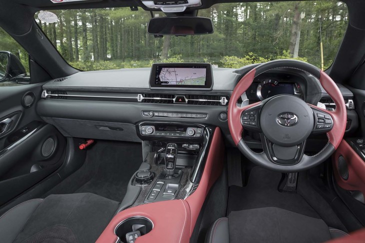 「イグニッションレッド」の内装色は「RZ」専用。エアコンの操作パネルの形状やセンタースクリーンの位置など、「BMW Z4」とはかなり違ったつくりになっている。