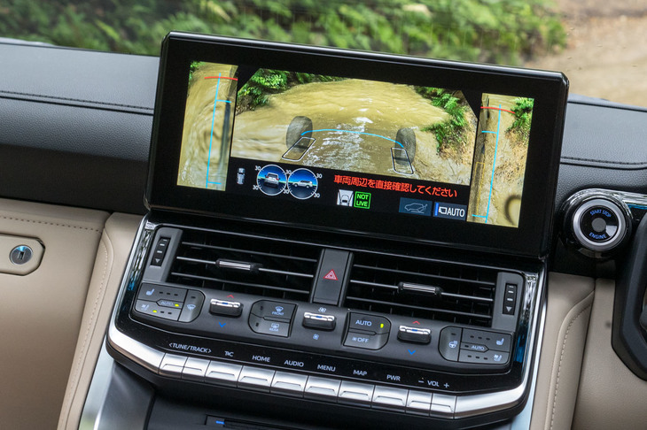 車両直下の映像を映し出す「マルチテレインモニター」。新型では前方に加え、後方の映像も表示できるようになった。