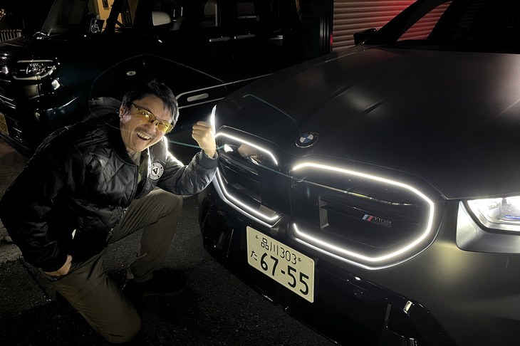 今回試乗した車両は、「フローズンディープグレー」という44万7000円の有償外板色をまとっていた。体育会系の筋肉質なボディーによく似合う。「M5」のキドニーグリルは中央部分が光らないので、大きな一つのグリルみたいに見えるタイプだったことが少し残念。