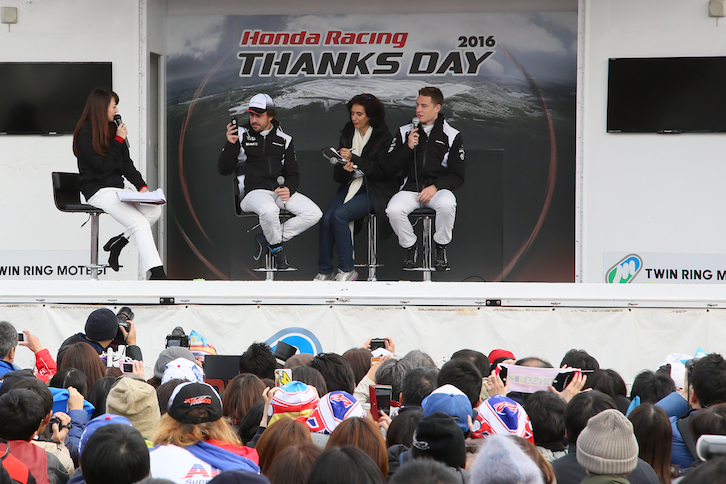 たくさんのファンに迎えられたマクラーレン・ホンダトークショーで、SNS用の写真を撮るフェルナンド・アロンソ選手。