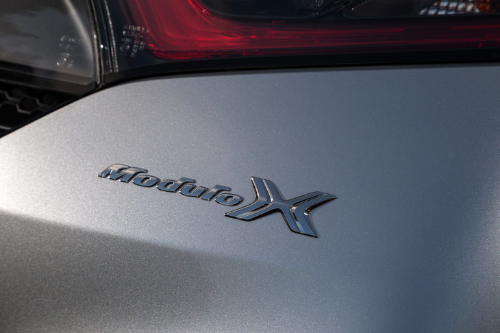 リアに装着された「Modulo X」のバッジ。現在「モデューロX」は、今回試乗した「S660」と、「フリード」「ステップワゴン」の、計3車種にラインナップされている。
