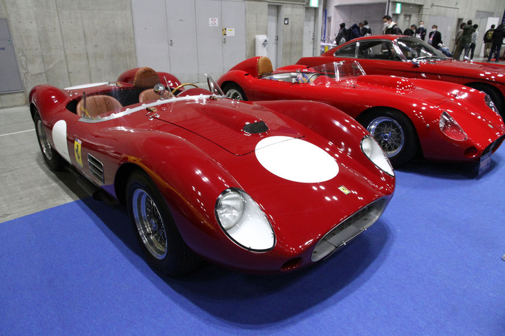 手前は「フェラーリ・ディーノ196S」、奥は「マセラティ450S」のリクリエイションモデル（レプリカ）。レプリカとはいえ、いずれも本社公認モデルとか。