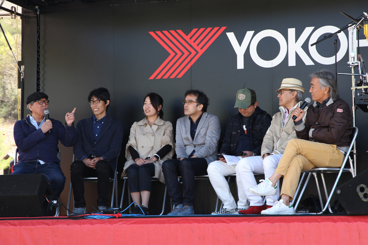 アサマ2000パークの特設ステージでは、「CAR GRAPHIC創刊55周年記念トークショー」が行われた。出席者はCGOBのモータージャーナリスト吉田 匠氏（左端）とCG編集部員。