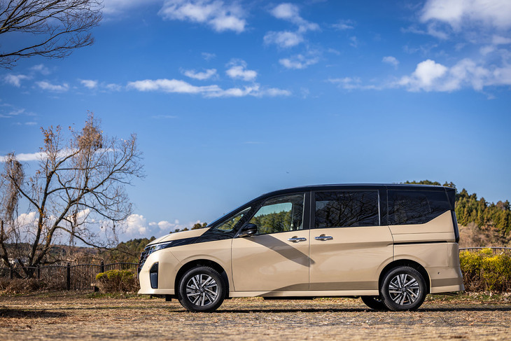 日産セレナe-4ORCEハイウェイスターV（防水シート車）