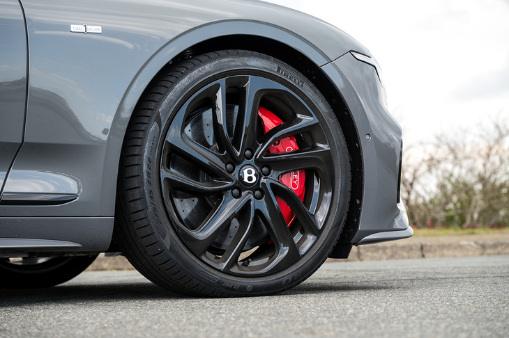 タイヤ＆ホイールは22インチで、コンフィギュレーターでは7タイプから選べる。常に正しい位置を保ち続ける（逆向き等にならない）センターキャップは先代モデルにはなかったオプション装備だ。