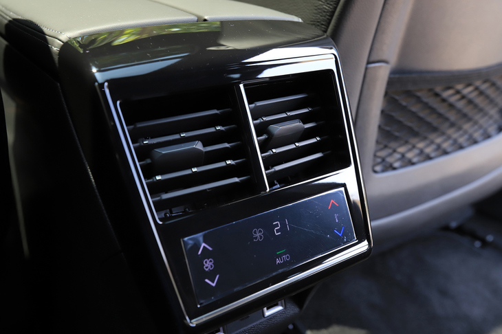 後席用のエアコン調節スイッチ。これも上級グレードの専用装備となる。