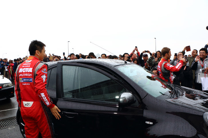 「マーチ ボレロA30」から降り立ったのは、今シーズンのSUPER GTでMOTUL AUTECH GT-Rのステアリングを握った松田次生選手とロニー・クインタレッリ選手、そして、2016オーテックレースクイーンを務めた菅野麻友さんだ。