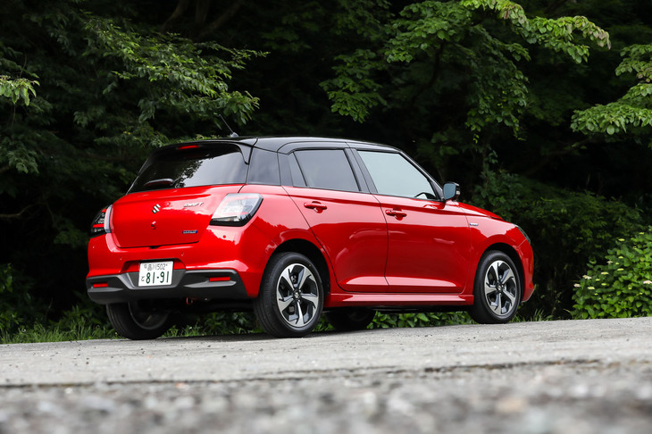 【スズキ・スイフト ハイブリッドMZのスペック】
	ボディーサイズ：全長×全幅×全高＝3860×1695×1500mm／ホイールベース：2450mm／車重：950kg／駆動方式：FF／エンジン：1.2リッター直3 DOHC 12バルブ／トランスミッション：CVT／エンジン最高出力：82PS（60kW）/5700rpm／エンジン最大トルク：108N・m（11kgf・m）/4500rpm／モーター最高出力：3.1PS（2.3kW）/1100rpm／モーター最大トルク：60N・m（6.1kgf・m）/100rpm／タイヤ：（前）185/55R16 83V／（後）185/55R16 83V（ブリヂストン・エコピアEP150）／燃費：24.5km/リッター（WLTCモード）／価格：216万7000円
	
	【取材時の燃費データ】
	テスト距離：211.2km（市街地1：高速道路7：山岳路2）／使用燃料：11.2リッター（レギュラーガソリン）／参考燃費：18.9km/リッター（満タン法）／17.4km/リッター（車載燃費計計測値）