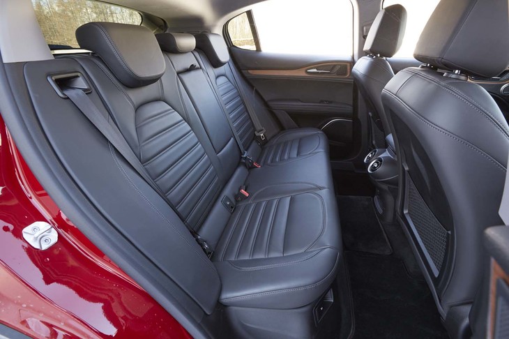 3分割式のリアシート。中央席の背もたれは左右席のアームレストを兼ねており、カップホルダーも備わっている。