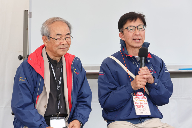 午前のトークショーでは、初代「NA」型の開発から携わり、「NB／NC」型の主査を務めた貴島孝雄さん（写真向かって左）と、その右腕であった山口宗則さん（同右）によるロードスター開発秘話が語られた。山口さんは、今は商品開発本部 シニアエキスパート ロードスターヘリテージマネージャーを務めており、今年も山口県から愛車の「クラシックレッド」の「ND」型で参加。貴島さんも最後に手がけたNC型を現在も愛用しており、今や走行距離は21万3000kmに達したという。