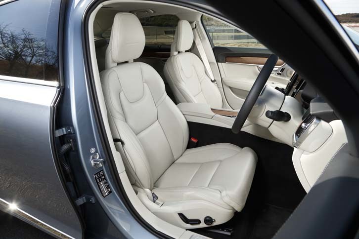 シート表皮はファインナッパレザー。前席にはシートヒーター、ベンチレーション機能、マッサージ機能などの快適装備が標準で備わる。
