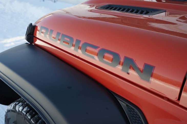 ボンネットの側面に添えられた「RUBICON」ロゴ。その車名は、ジープ車開発の舞台でもある米国カリフォルニア州の険しい山岳路「ルビコン トレイル」に由来する。
