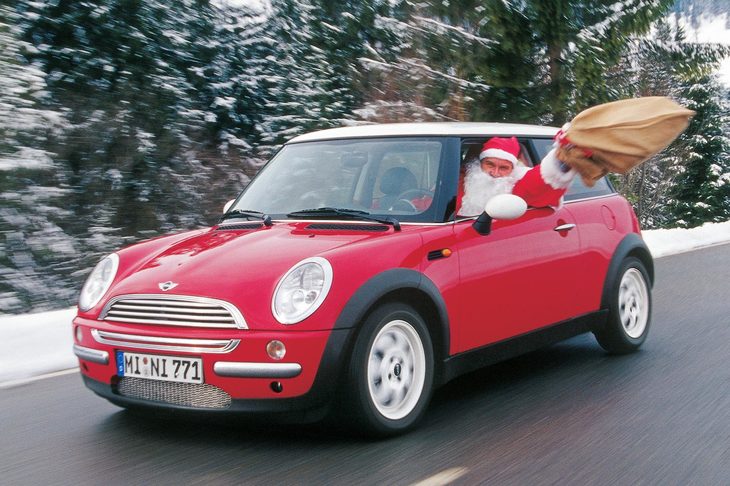 2001年に登場した初代「MINI」。リバイバルモデルとしては「フォルクスワーゲン・ニュービートル」の方が先なのだが、なぜかこちらの方がワクワクした記憶がある。