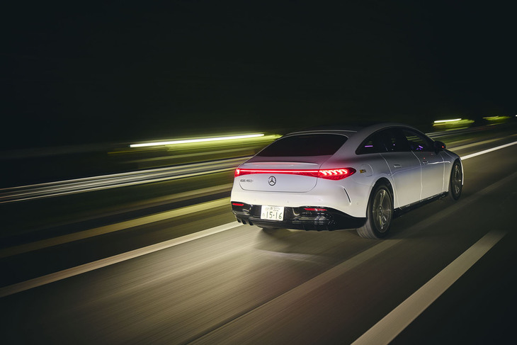 福岡～大阪間の走行時間は休憩を除いても9時間以上。すっかり日の暮れた高速道路上で、この日最高となる電費8.9km/kWhを記録した。